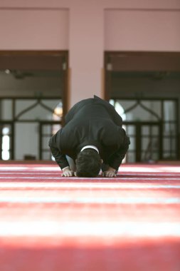 Müslüman adam camide namaz kılıyor.