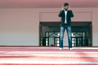 Müslüman adam camide namaz kılıyor.