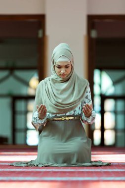 Müslüman kadın camide namaz kılıyor.