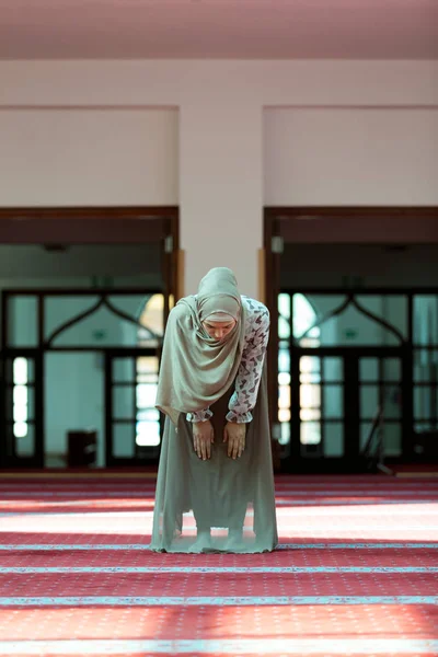 Mulher muçulmana orando na mesquita — Fotografia de Stock