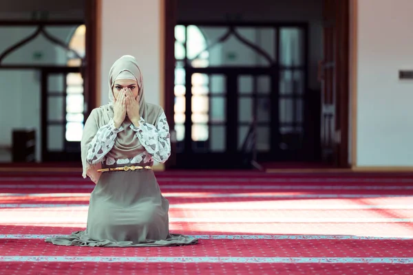 Muslimsk kvinna som ber i moskén — Stockfoto