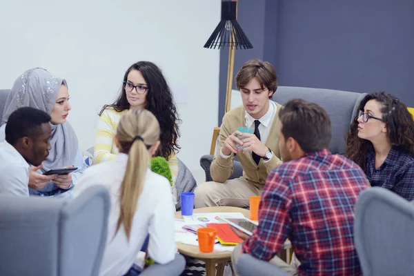 Jovens empresários no espaço de co-trabalho — Fotografia de Stock