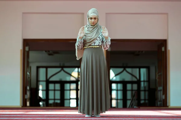 Femme musulmane priant dans la mosquée — Photo