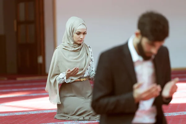 Man and woman praying in mosque — Stock Photo, Image