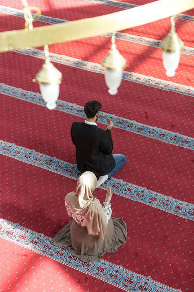 Muž a žena se modlí v mešitě — Stock fotografie