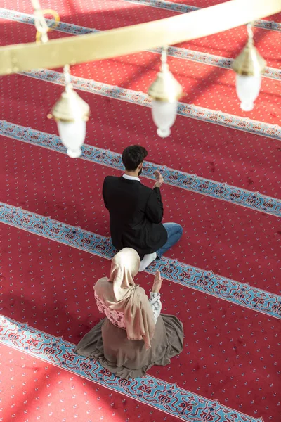 Uomo e donna che pregano in moschea — Foto Stock