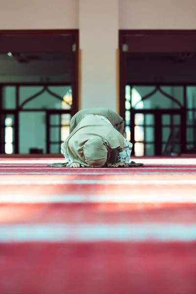 Мусульманская женщина молится в мечети — стоковое фото