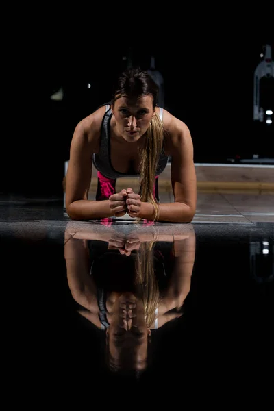 Mujer en un gimnasio haciendo ejercicio — Foto de Stock