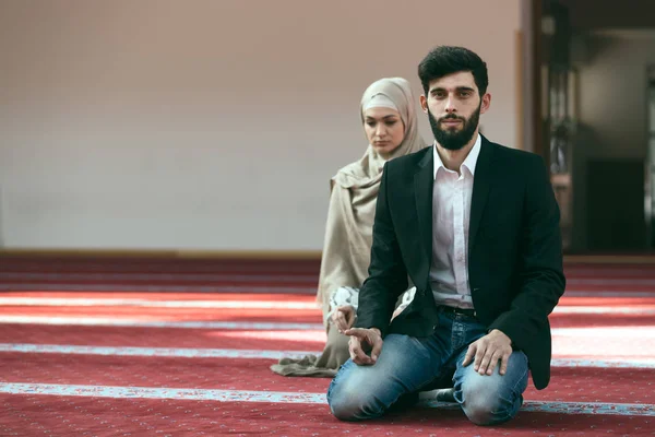 Muž a žena se modlí v mešitě — Stock fotografie