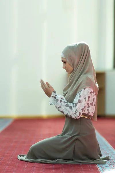 Mulher muçulmana orando na mesquita — Fotografia de Stock