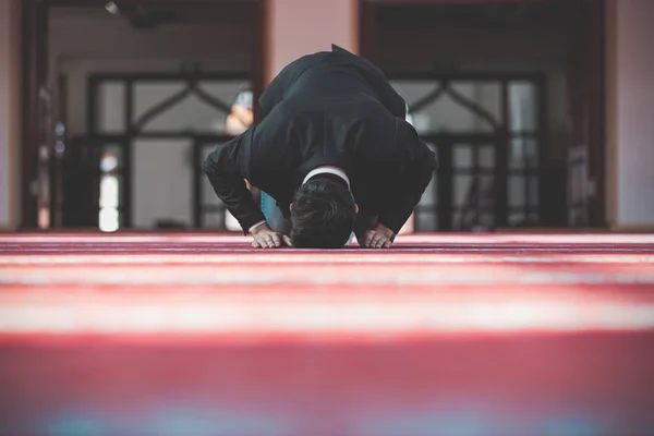 Homem muçulmano rezando na mesquita — Fotografia de Stock