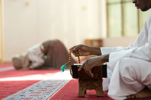 Homem negro muçulmano pessoas rezando — Fotografia de Stock