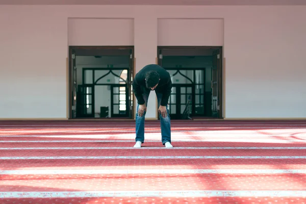 Homem muçulmano rezando na mesquita — Fotografia de Stock