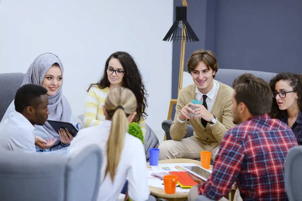 Giovani imprenditori nello spazio di coworking — Foto Stock
