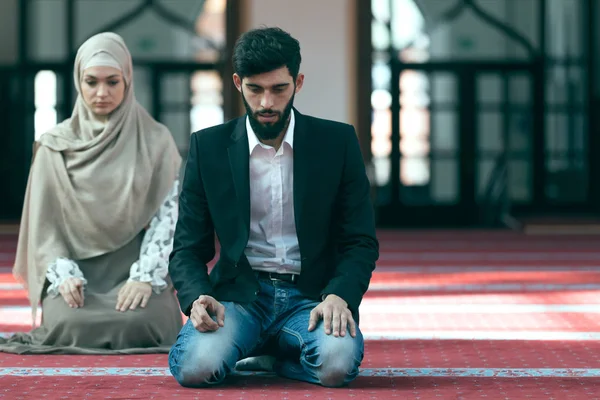 Homem e mulher orando na mesquita — Fotografia de Stock