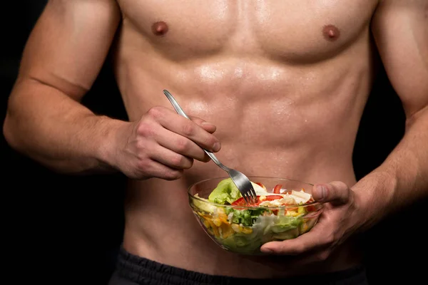 sağlıklı biri bir taze salata tabağı holding