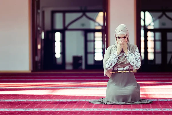 Muslim wanita berdoa di masjid — Stok Foto