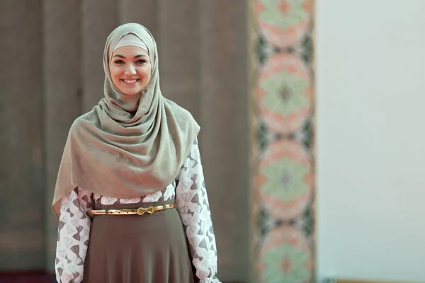 Femme musulmane priant dans la mosquée — Photo