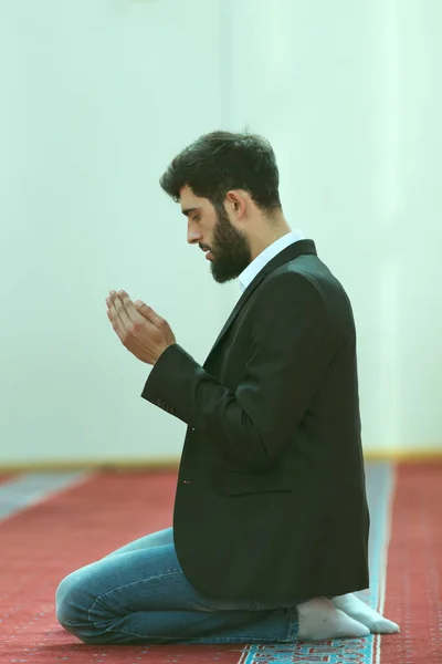 Muslimischer Mann betet in Moschee — Stockfoto