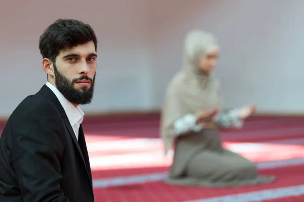 Mann und Frau beten in Moschee — Stockfoto