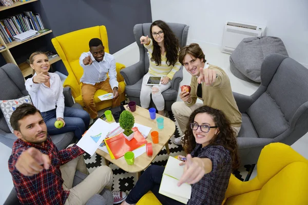 Giovane team di freelance alla ricerca di informazioni — Foto Stock