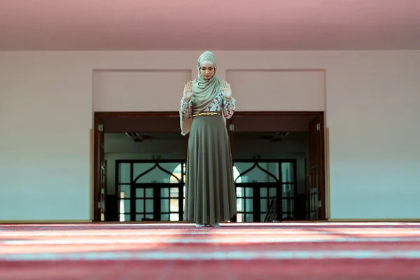 Mulher muçulmana orando na mesquita — Fotografia de Stock