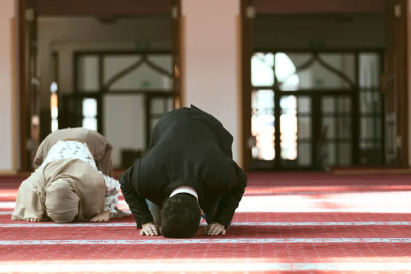 Man och kvinna be i moskén — Stockfoto