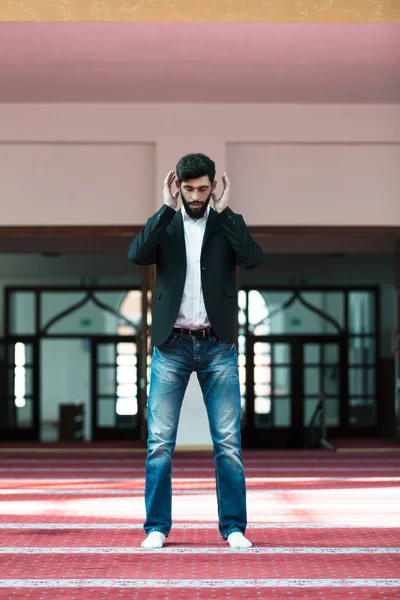 Hombre musulmán rezando en la mezquita —  Fotos de Stock