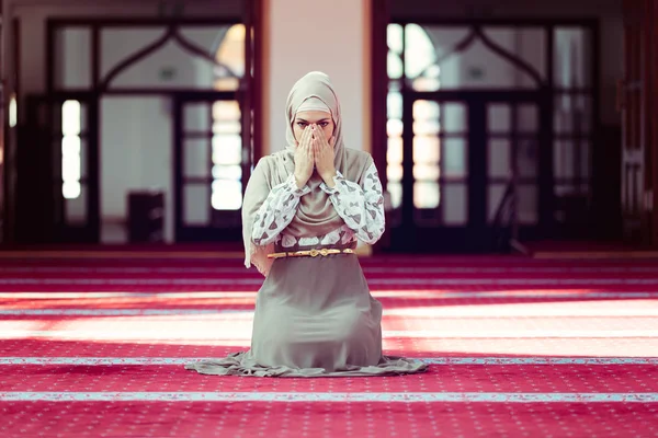 Muszlim nő imádkozó mecset — Stock Fotó