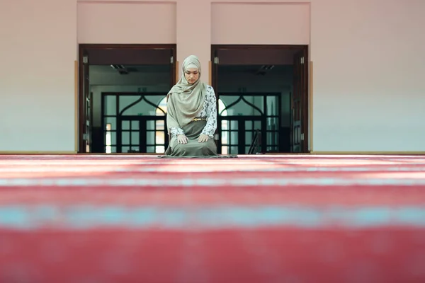 Mulher muçulmana orando na mesquita — Fotografia de Stock