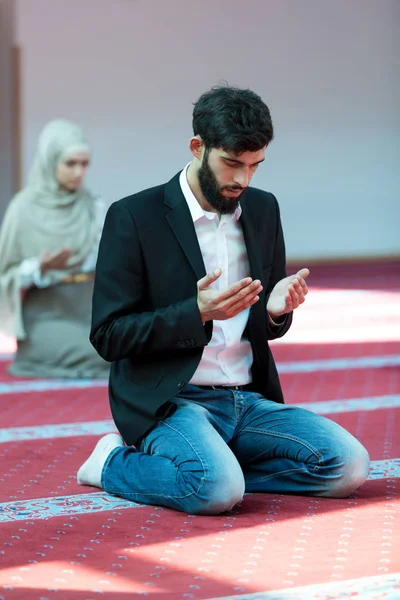 Man and woman praying in mosque — Stock Photo, Image