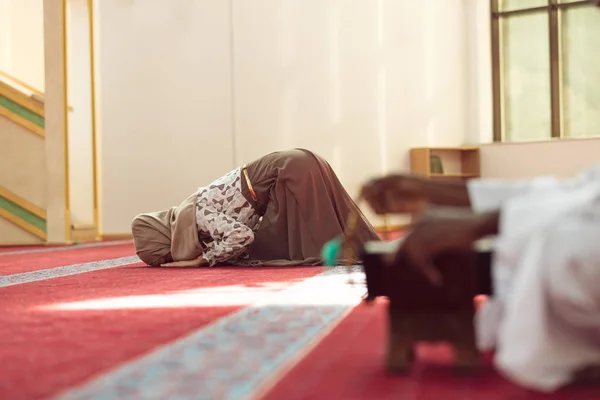 Homem negro muçulmano pessoas rezando — Fotografia de Stock