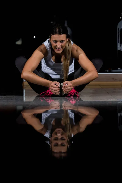 Mujer en un gimnasio haciendo ejercicio — Foto de Stock