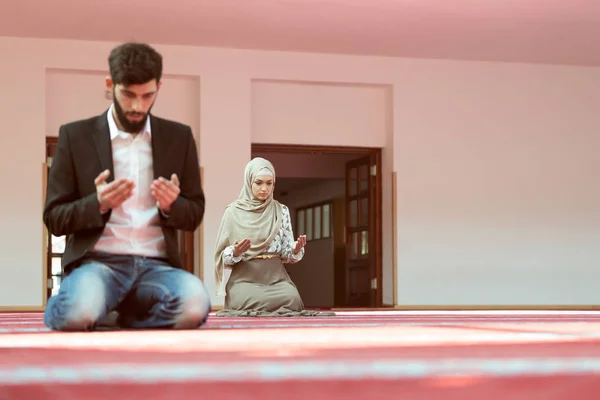 Homem e mulher orando na mesquita — Fotografia de Stock