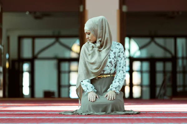 Femeie musulmană care se roagă în moschee — Fotografie, imagine de stoc