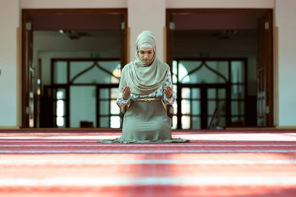Мусульманская женщина молится в мечети — стоковое фото