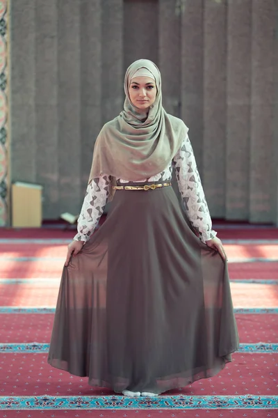 Donna musulmana che prega in moschea — Foto Stock