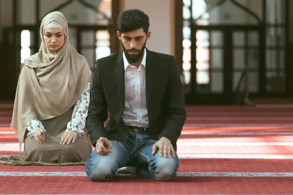 Erkek ve kadın camide dua — Stok fotoğraf