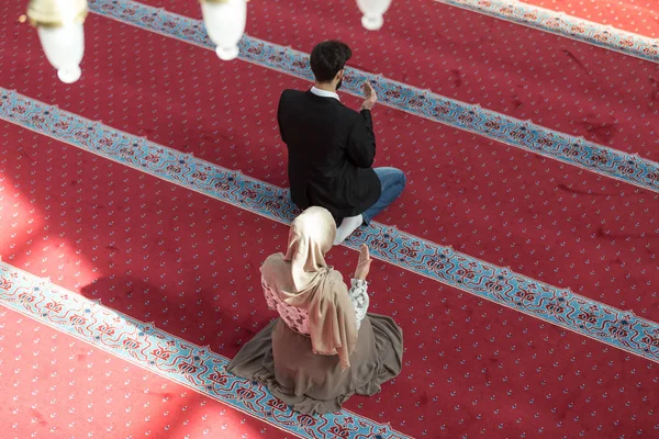 Мужчина и женщина молятся в мечети — стоковое фото