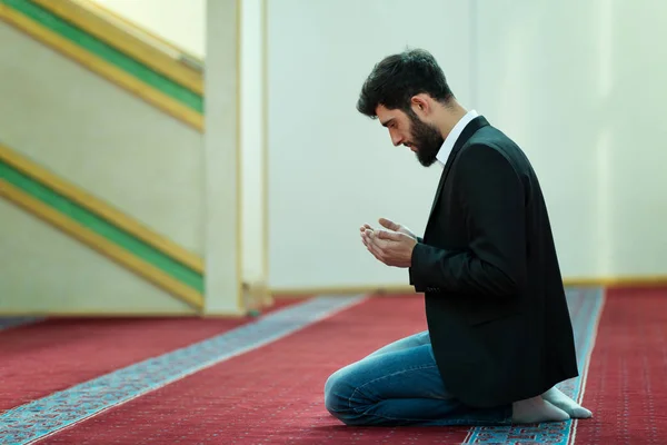 Homem muçulmano rezando na mesquita — Fotografia de Stock