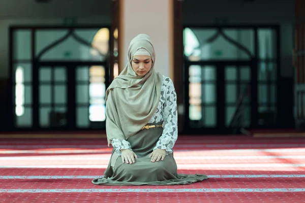 Mulher muçulmana orando na mesquita — Fotografia de Stock