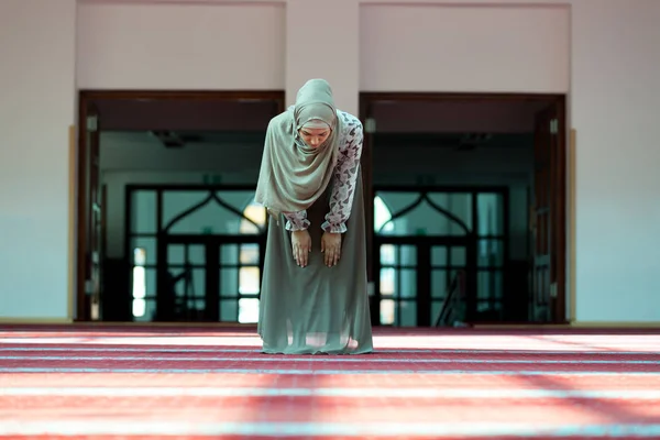 Mulher muçulmana orando na mesquita — Fotografia de Stock