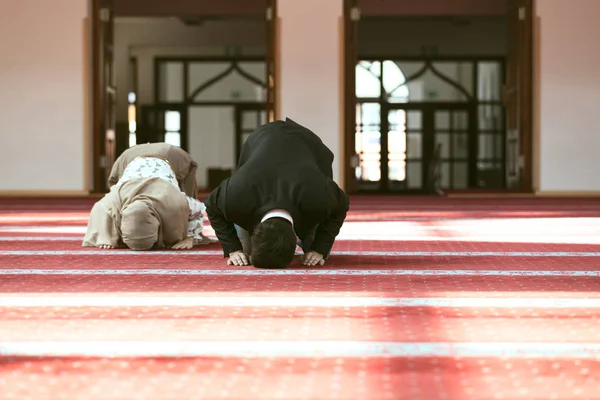 남자와 여자 모스크에서 기도 — 스톡 사진