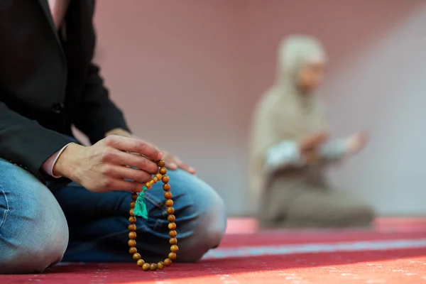 남자와 여자 모스크에서 기도 — 스톡 사진