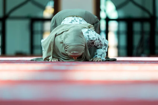 Mulher muçulmana orando na mesquita — Fotografia de Stock