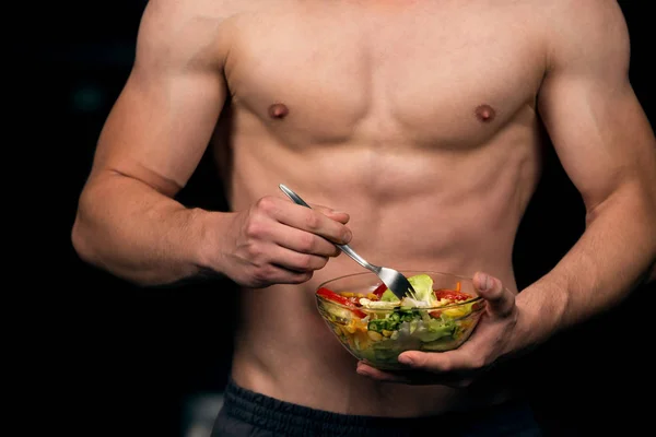 sağlıklı biri bir taze salata tabağı holding