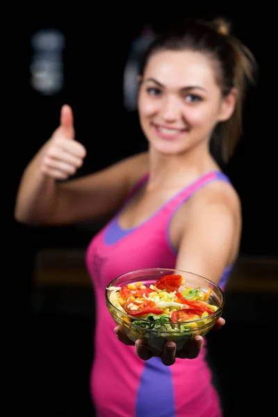 Giovane donna sana con insalata — Foto Stock