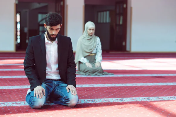 Laki-laki dan perempuan berdoa di masjid — Stok Foto