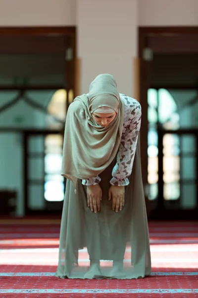 Femme musulmane priant dans la mosquée — Photo