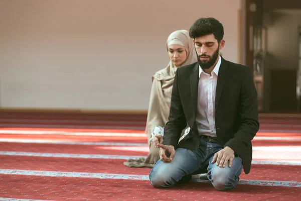 Mężczyzna i Kobieta, modląc się w meczecie — Zdjęcie stockowe